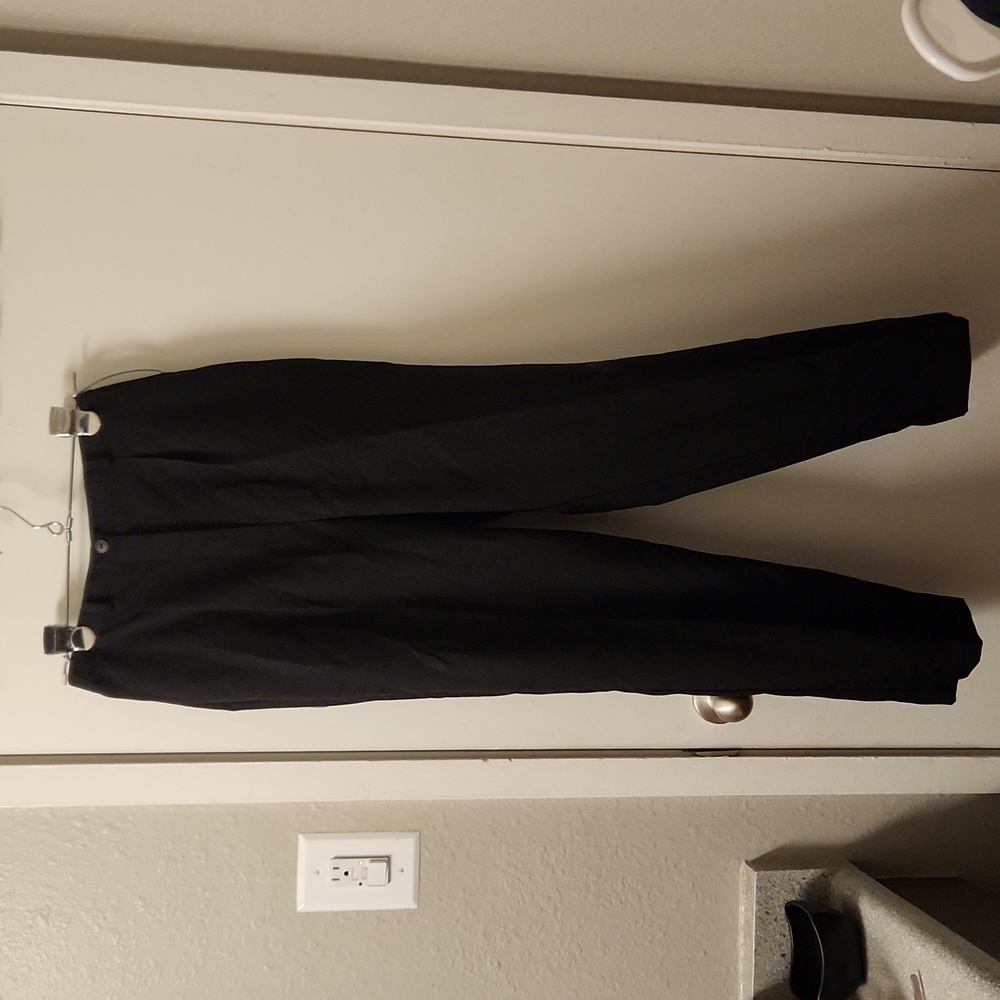 Kathie Lee size 6 Petite. Black pleated pant